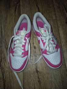 womens pink Nike dunks trainers