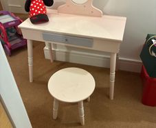 Girls pink vanity