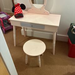 Girls pink vanity
