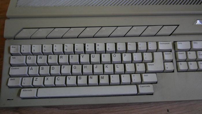 Atari 520st Video Game Keyboard Computer W Mouse  Desktop Vintage (works Well)
