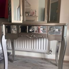 Vintage style dressing table and mirror