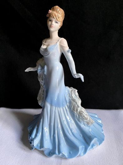 Coalport Figurine of the year 1999 Ladies Of Fashion" Debbie"