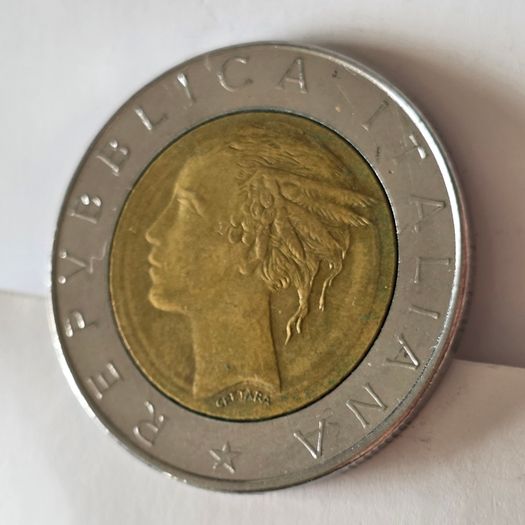 Italy 500 Lire 1982. First year of issue