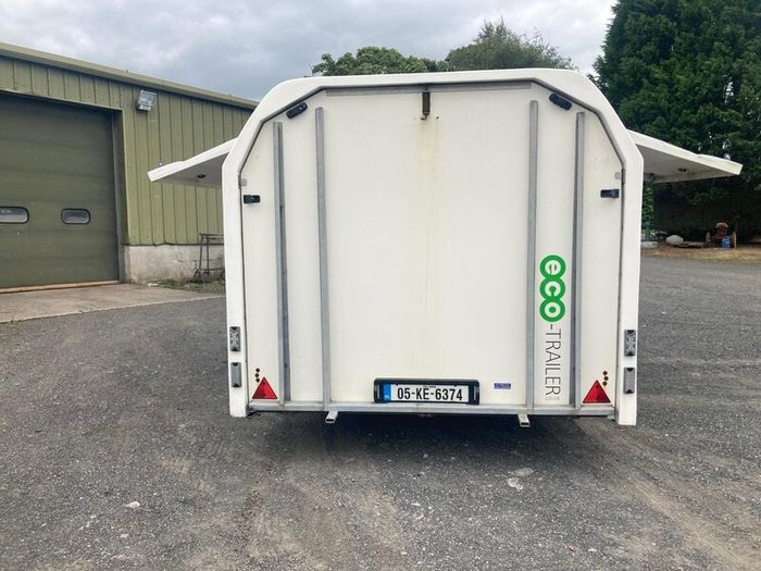 Motorsport shuttle trailer