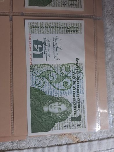 2 consecutive numbered Punt notes.
