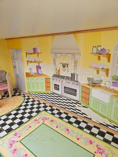 Beautiful dolls house. In very good condition. Available immediately