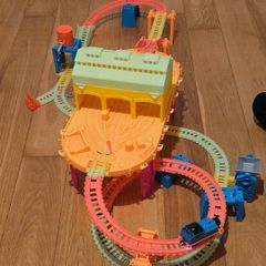 Thomas Train Glowing in The Dark track set PLUS EXTRA TRAINS