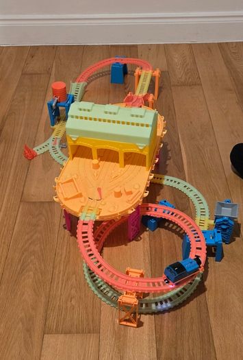 Thomas Train Glowing in The Dark track set PLUS EXTRA TRAINS