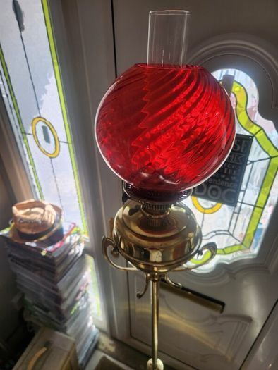 Beautiful heavy brass telescopic working oil lamp.