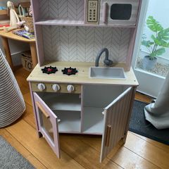 kids play kitchen