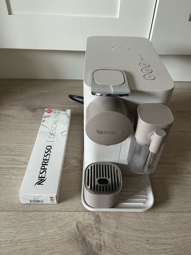 Nespresso Lattissima One and Descaling Kit