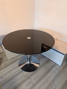round dinner table