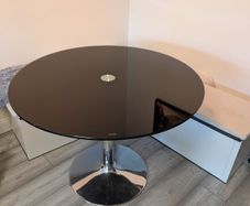 round dinner table