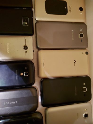 25 Mobile phones in very good cosmetic condition but have no Batterys