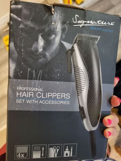 Hair clippers with accessories