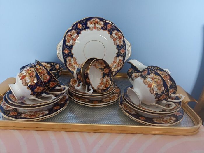 21 Piece Royal Albert China  'HEIRLOOM ' Tea Set