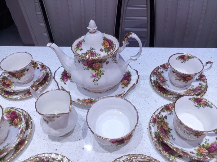 22 piece Tea set With Large Tea Pot Royal Albert Old Country Roses  For 6 Person Setting, Bone China