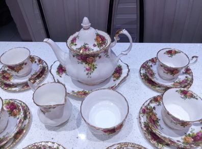 22 piece Tea set With Large Tea Pot Royal Albert Old Country Roses  For 6 Person Setting, Bone China
