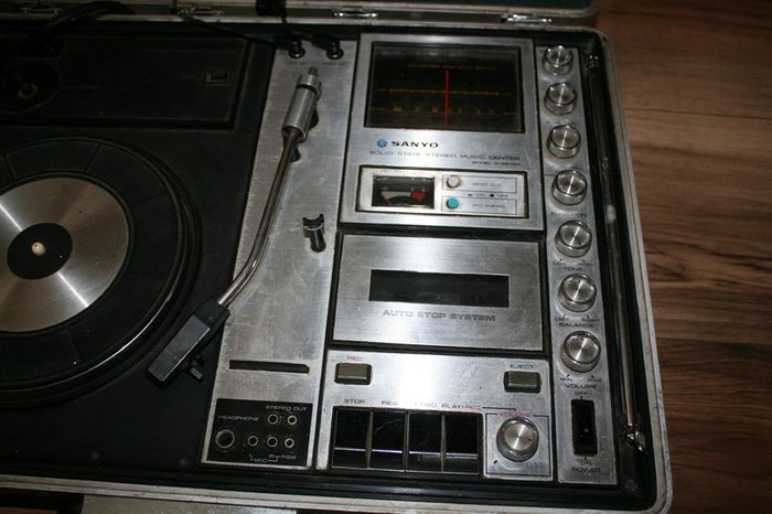 Vintage Sanyo Portable Briefcase Stereo Music Centre MODEL G - 2615N (in working order)