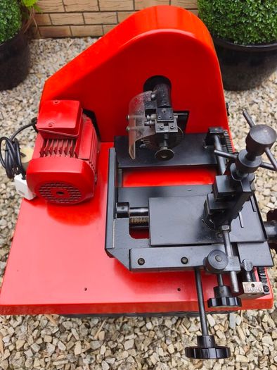 Key cutting/duplicating machine