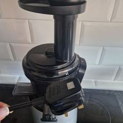 Slow juicer