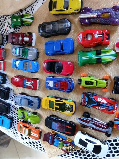 33 die cast metal cars e.c.t