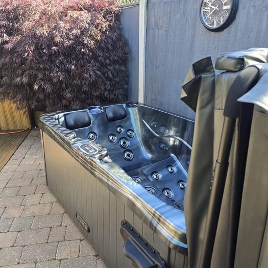 Brand New With Free Delivery on This 3 Person Hot Tub