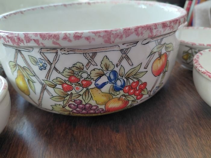 Vintage Italian fruit bowl set features hand painted fruit decorations
