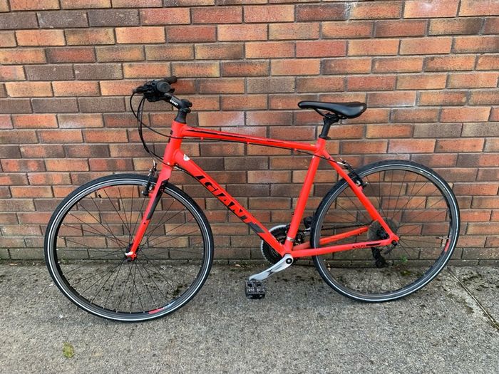 28 Inch Giant Escape hybrid bike