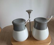 Condiment containers with spoons