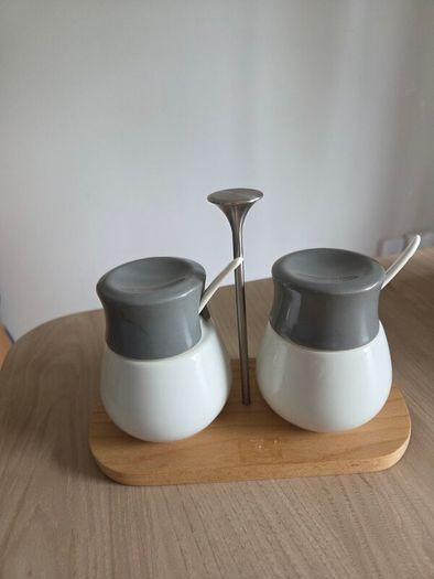 Condiment containers with spoons