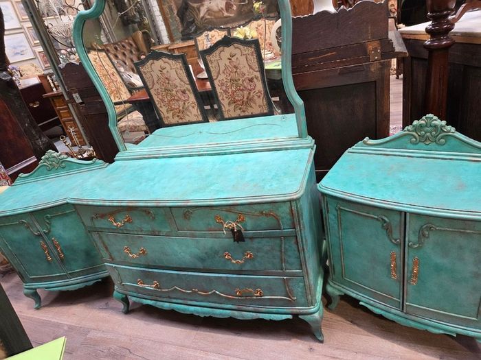 Set of Chest of Drawers with Mirror and 2 Lockers