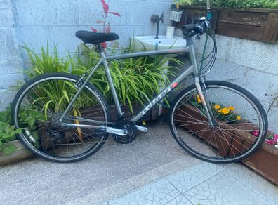 Giant escape 3 XL 23 inch frame 58cm 28 inch wheels 21 speed