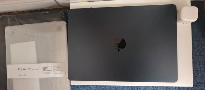 MacBook Air 15.3 M5 16GB 512GB  Hub  Accessories