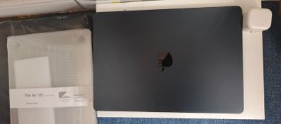 MacBook Air 15.3 M5 16GB 512GB  Hub  Accessories