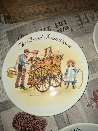 8 Beautiful Old Wedgwood Collectors Decorative Hanging Plates Price is for 1 Postage Available