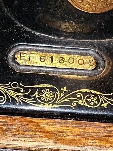 Antique Working Singer Sewing Machines from the late 19th to early 20th century,