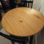 Round table and 2 chairs Image 3