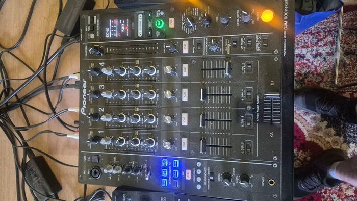 3 x Pioneer XDJ700 and DJM-900 Nexus plus flight case for mixer