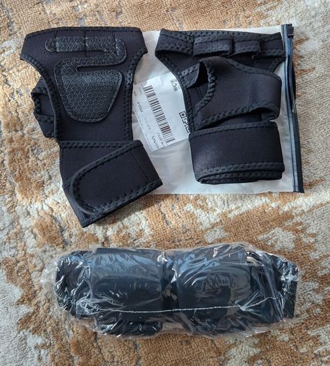 gym gloves and wrist straps with hook