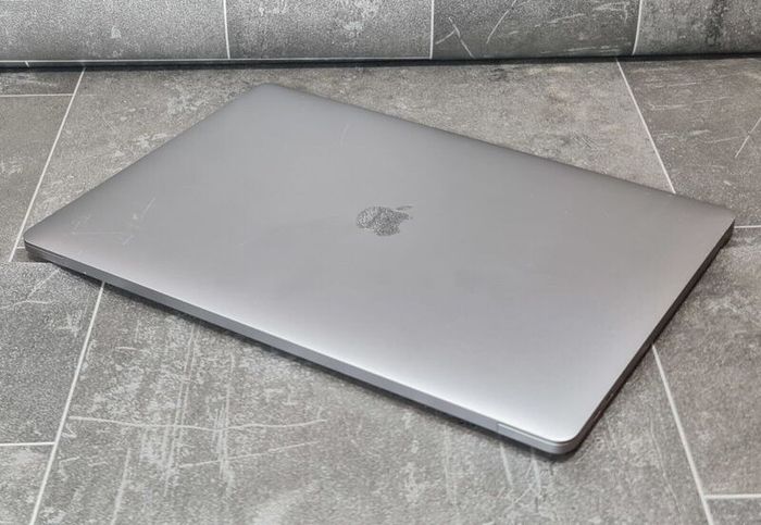 Apple 15" Macbook Pro A1990 Touch Bar Intel I7 32GB RAM 1TB SSD