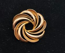 9 ct gold brooch