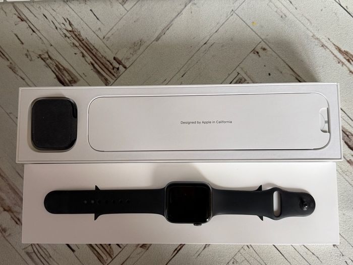 Apple Watch Series 4  44mm  Space Grey  Excellent Condition