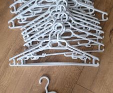 White Plastic Hangers for Dresses, Coats, Shirts, Skirts or Trousers 20 Pieces