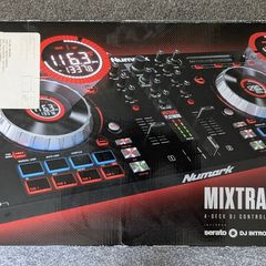 DJ console mixtrack platinum