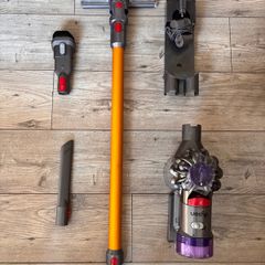 Dyson V8