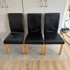 Coffee table and leather chairs