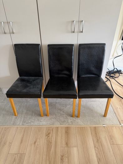 Coffee table and leather chairs