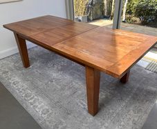 Extendable oak table