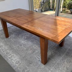 Extendable oak table